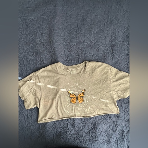NWT Size XL COLD CRUSH CROP tee with monarch butterfly. - Picture 2 of 4